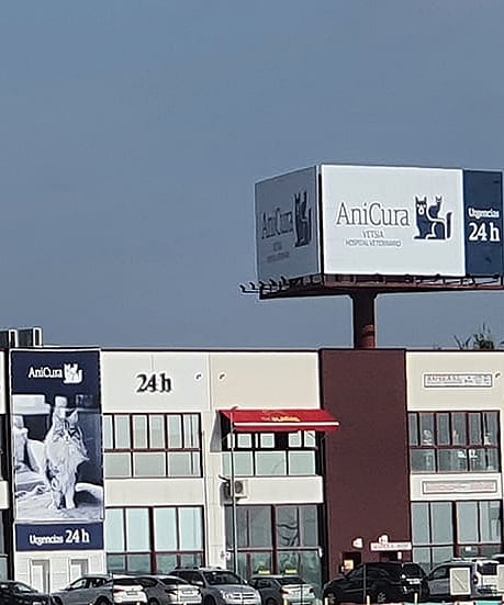 Un edificio con un letrero en el costado.