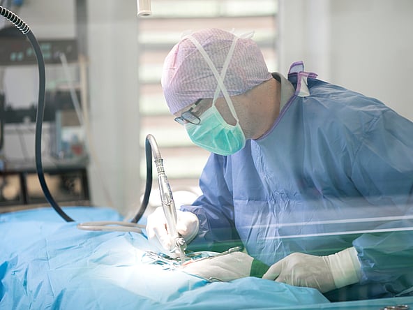 Un médico que realiza una cirugía.