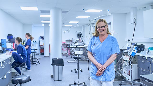 Una persona en una habitación de hospital.