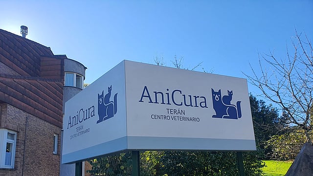 Un letrero en un poste.