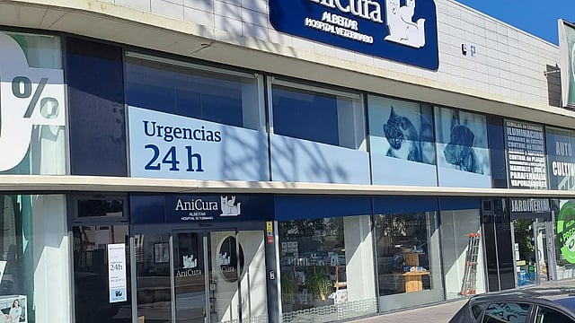 Un edificio con un letrero en la fachada.