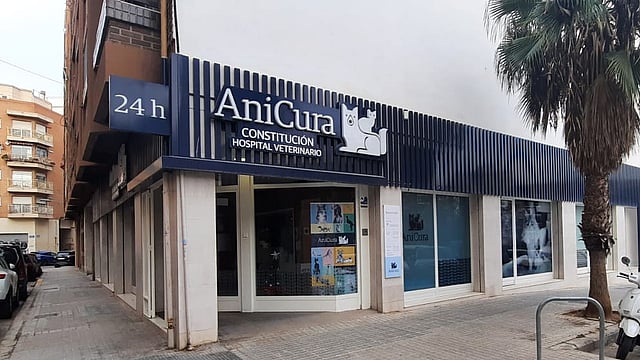 Un edificio con un letrero en la fachada.