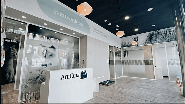 Una tienda blanca con un letrero y puertas de vidrio.
