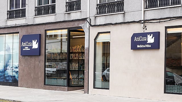 Un escaparate con un cartel.