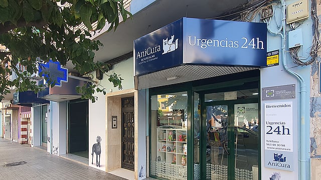 Una fachada de tienda con letreros en el frente.