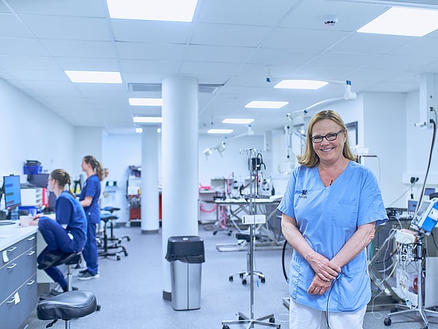 Una persona en una habitación de hospital.