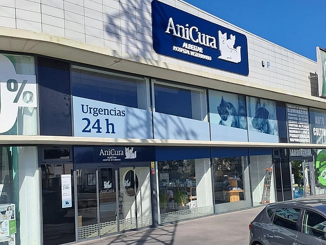 Un edificio con un letrero en la fachada.