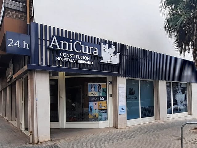 Un edificio con un letrero en la fachada.