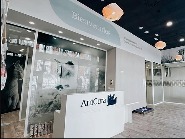 Una tienda blanca con un letrero y puertas de vidrio.