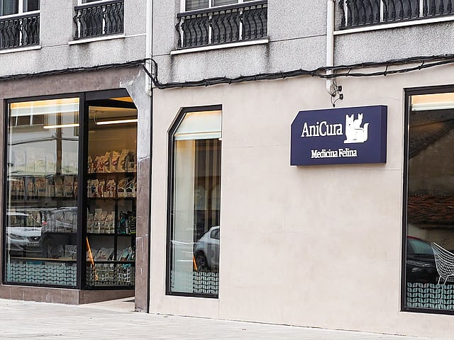 Un escaparate con un cartel.