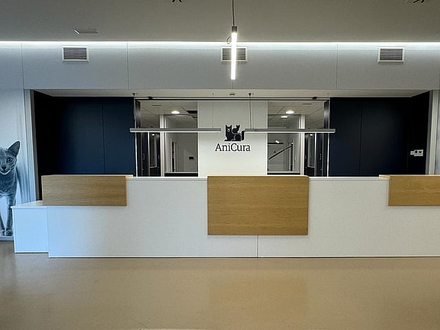 Un mostrador de recepción en un edificio.