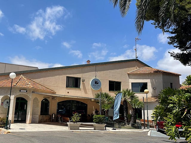Un edificio con un letrero en la fachada.