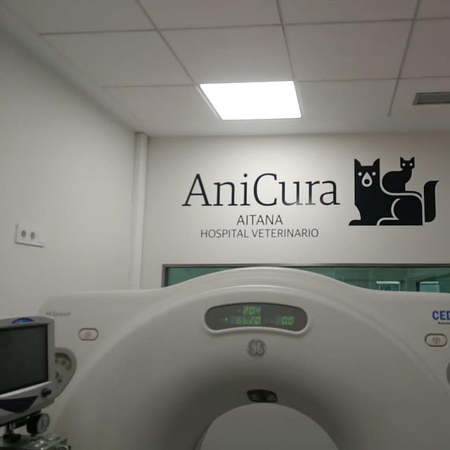 Una máquina de tomografía computarizada en una habitación.