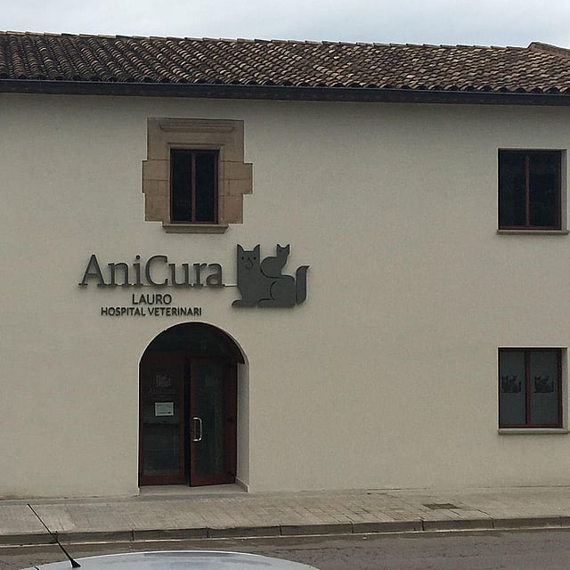 Un edificio con un letrero en la fachada.