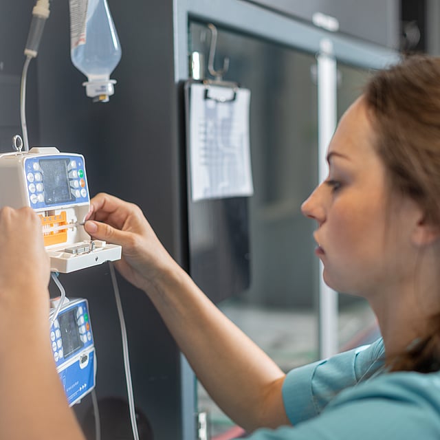 Una persona trabajando en una máquina.