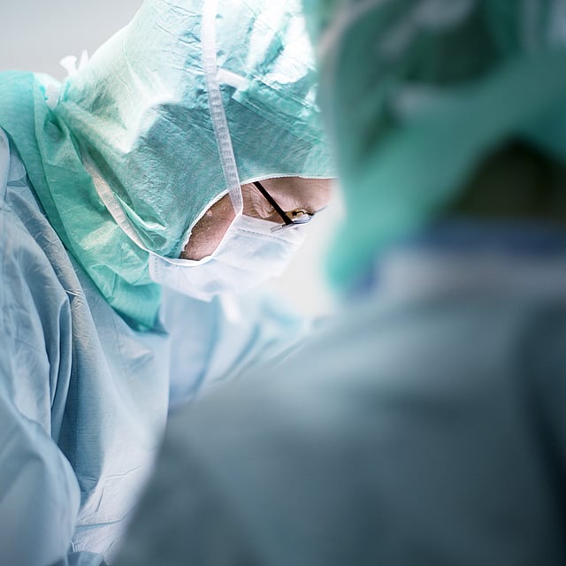 Un primer plano de un médico con una mascarilla.