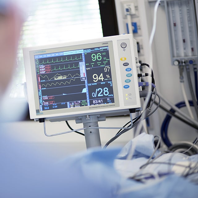 Un primer plano de un monitor médico.