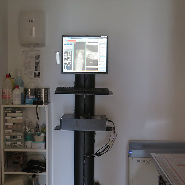 Una pantalla de ordenador en un soporte.