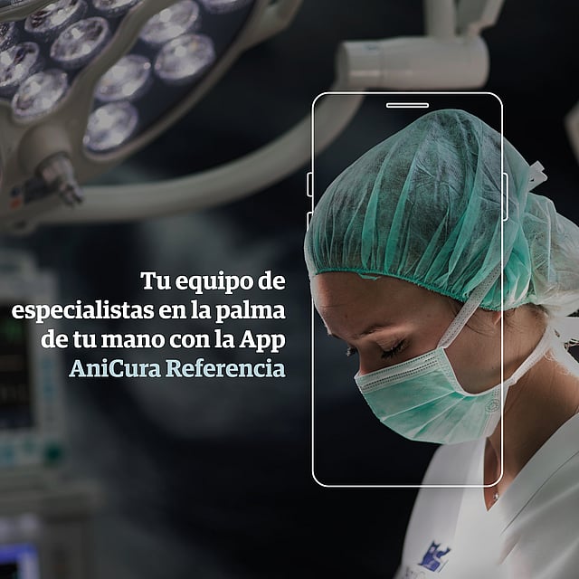 Una persona con una mascarilla quirúrgica y una mascarilla.