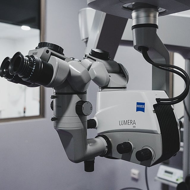Un microscopio en una habitación.