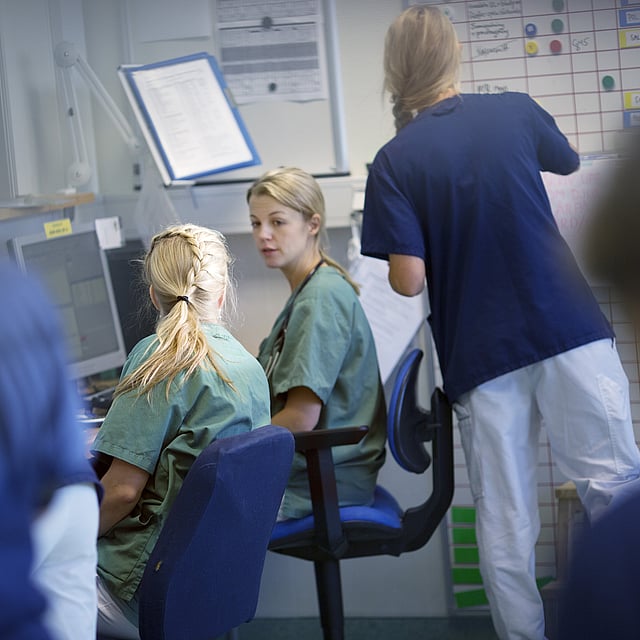 Un grupo de personas con uniformes médicos.