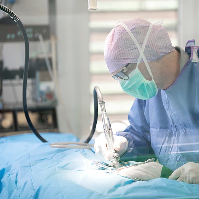 Un médico que realiza una cirugía.