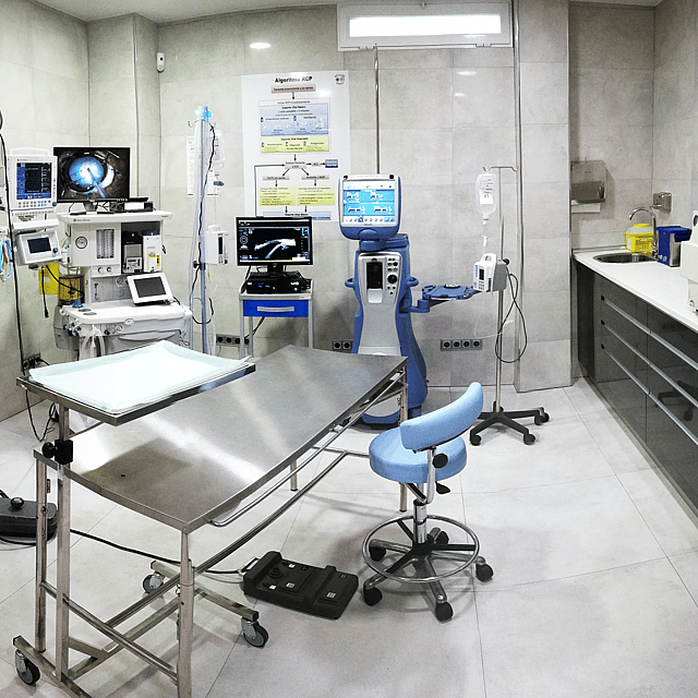 Una sala con equipo médico.