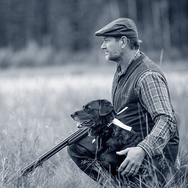 Una persona sosteniendo una pistola y un perro.