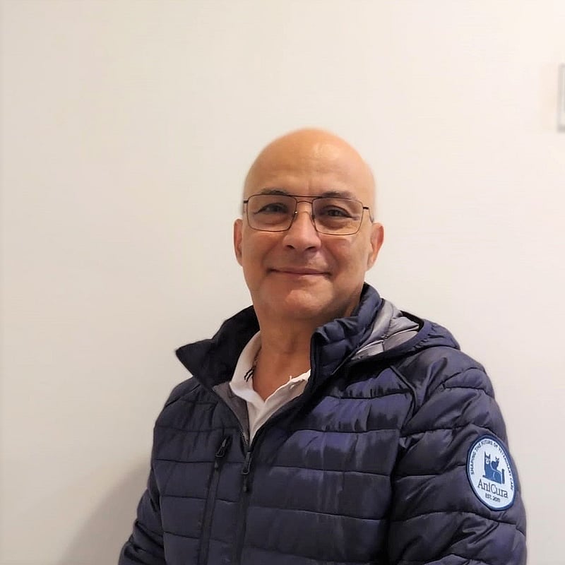 Una persona con gafas y una chaqueta.