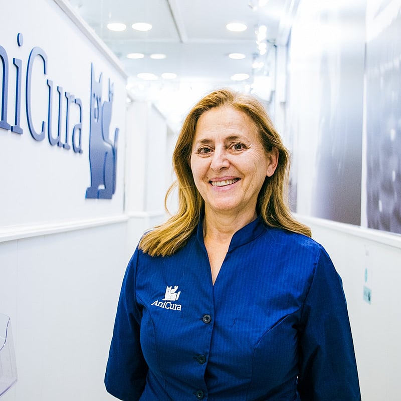 Una persona sonriendo a la cámara.