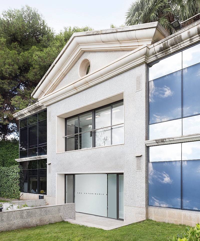 Un edificio con una pared de cristal.