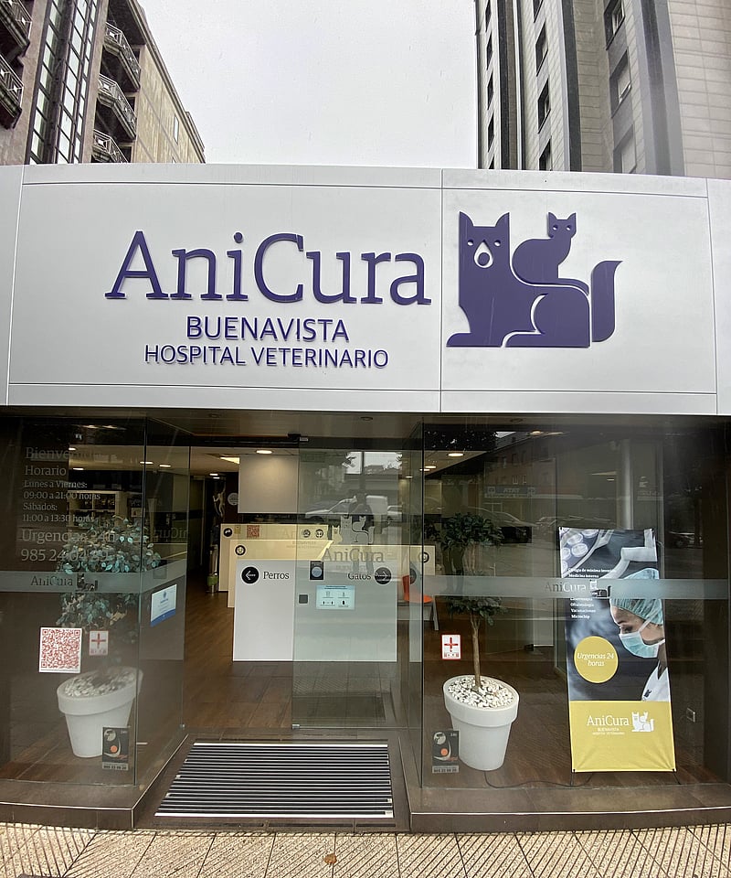 La fachada de una tienda con un letrero.