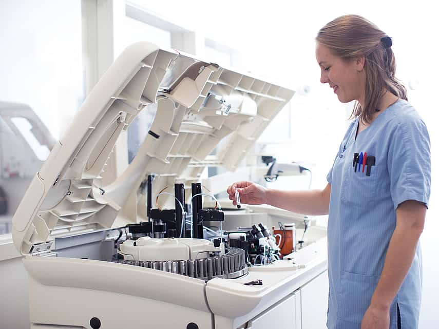 veterinaria en un laboratorio