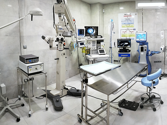 Una sala con equipo médico.