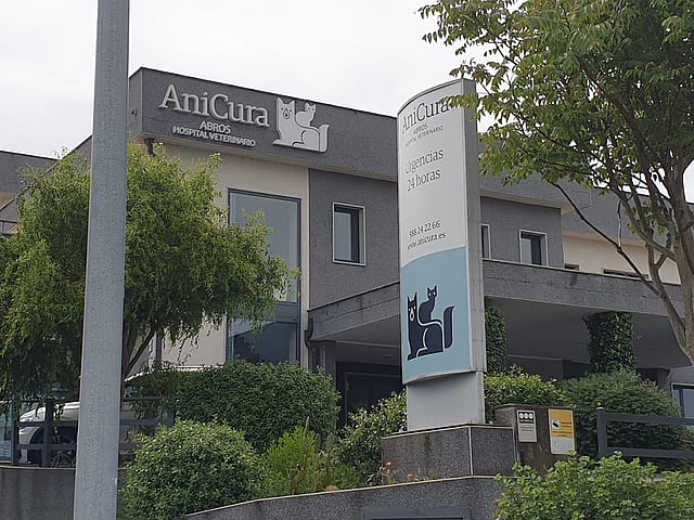 Un letrero frente a un edificio.