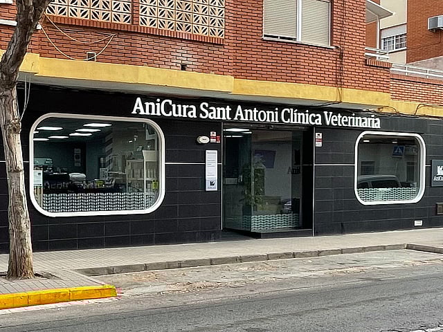 Un edificio con una ventana.