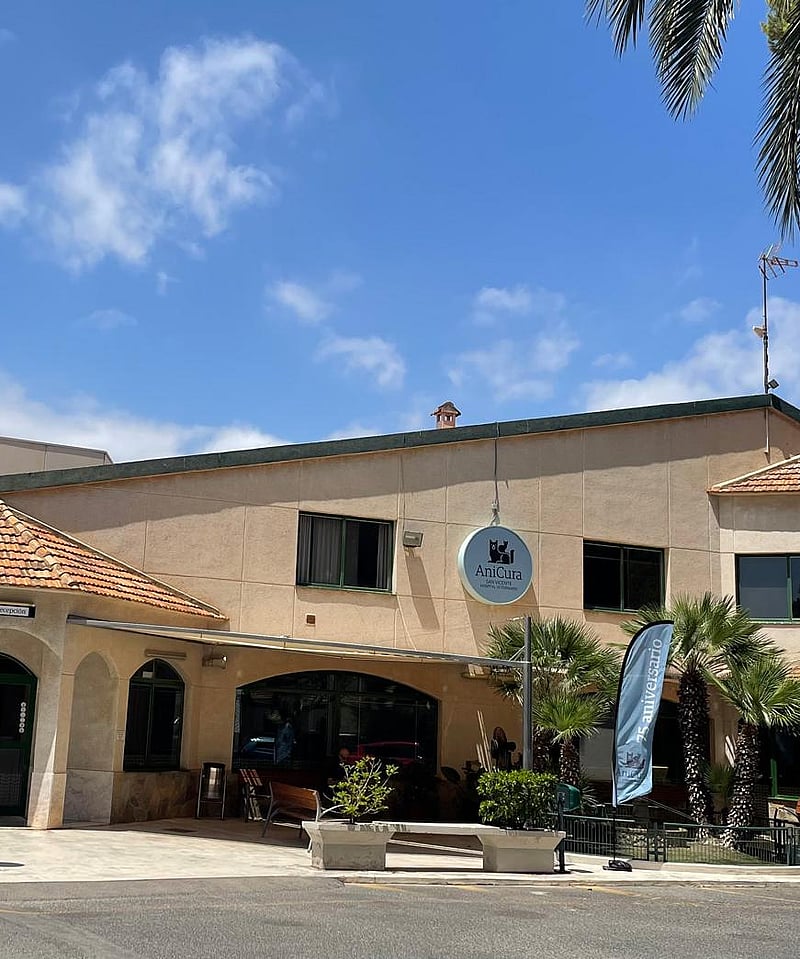 Un edificio con un letrero en la fachada.