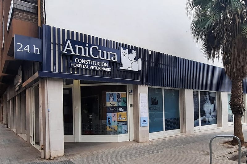 Un edificio con un letrero en la fachada.