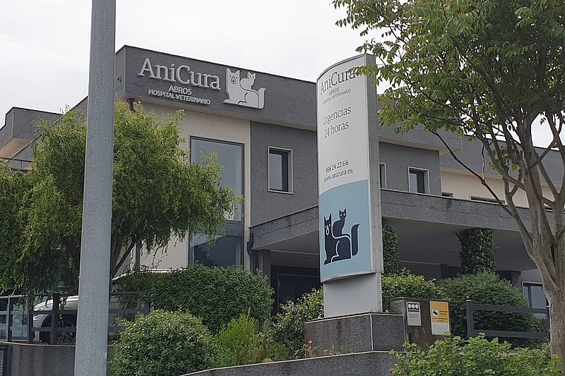 Un letrero frente a un edificio.