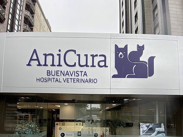 La fachada de una tienda con un letrero.