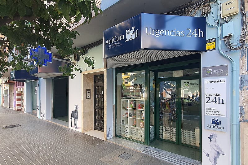 Una fachada de tienda con letreros en el frente.