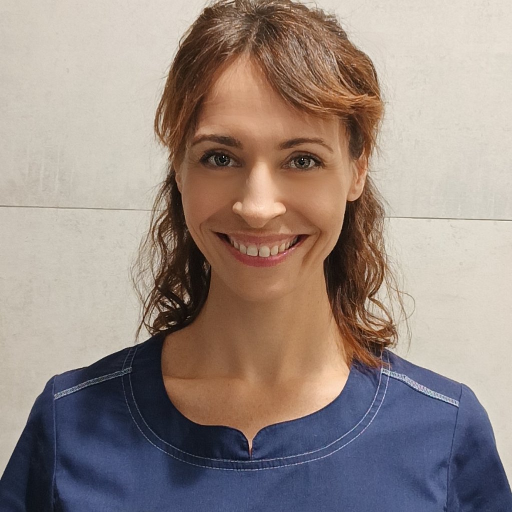 Una persona sonriendo para una foto.
