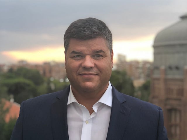 Una persona con traje.