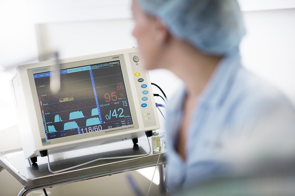 Un primer plano de la cabeza de un médico.