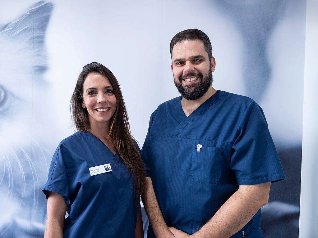 Una persona y una persona con uniformes médicos.