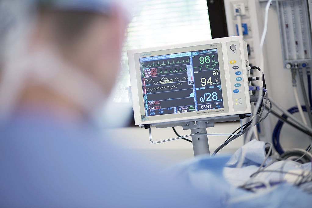 Un primer plano de un monitor médico.