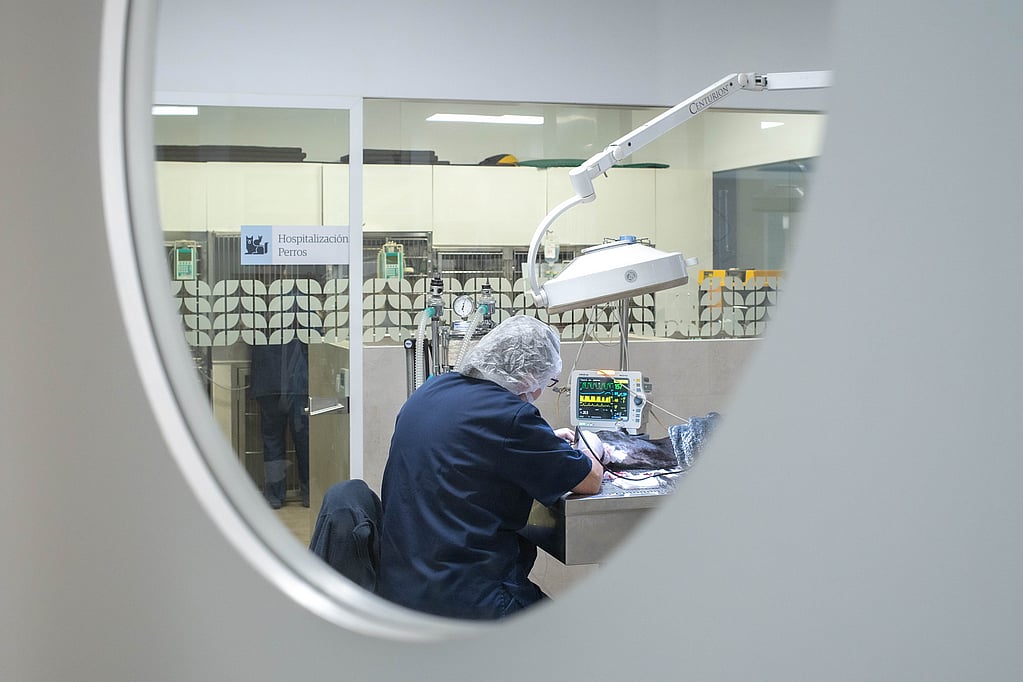Una persona que trabaja en un dispositivo médico.