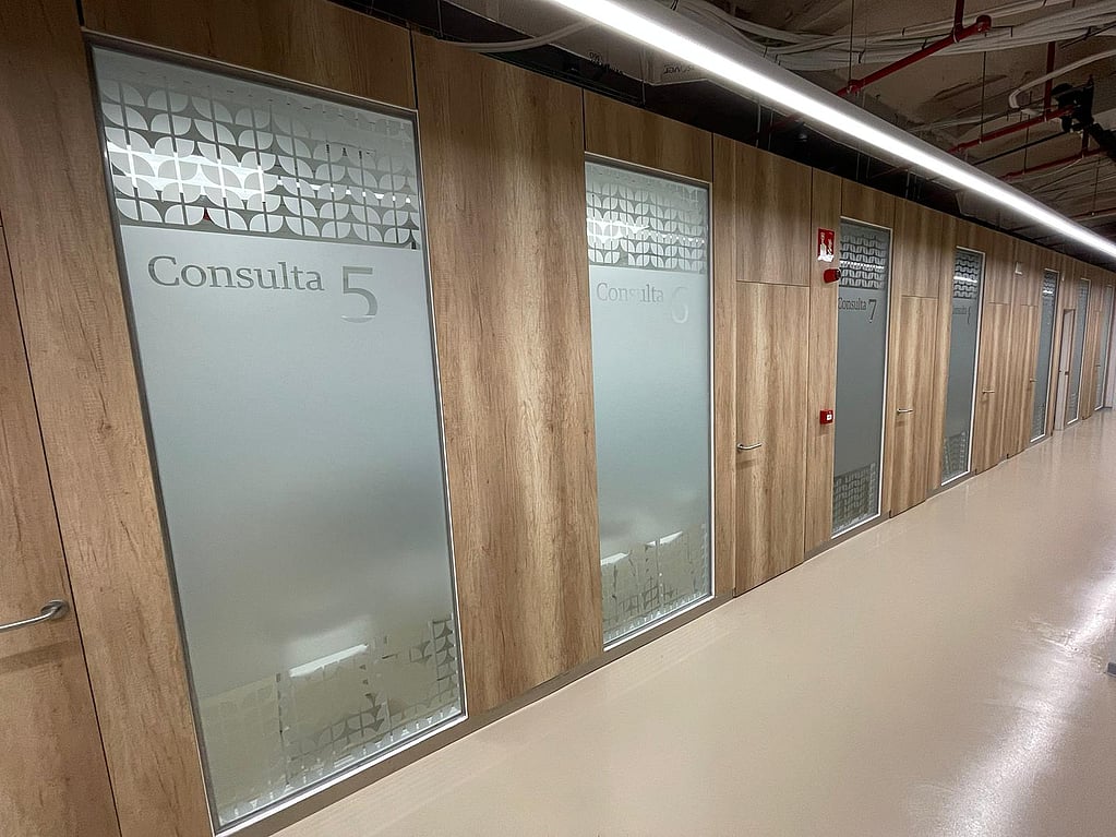 Una fila de puertas en una habitación.