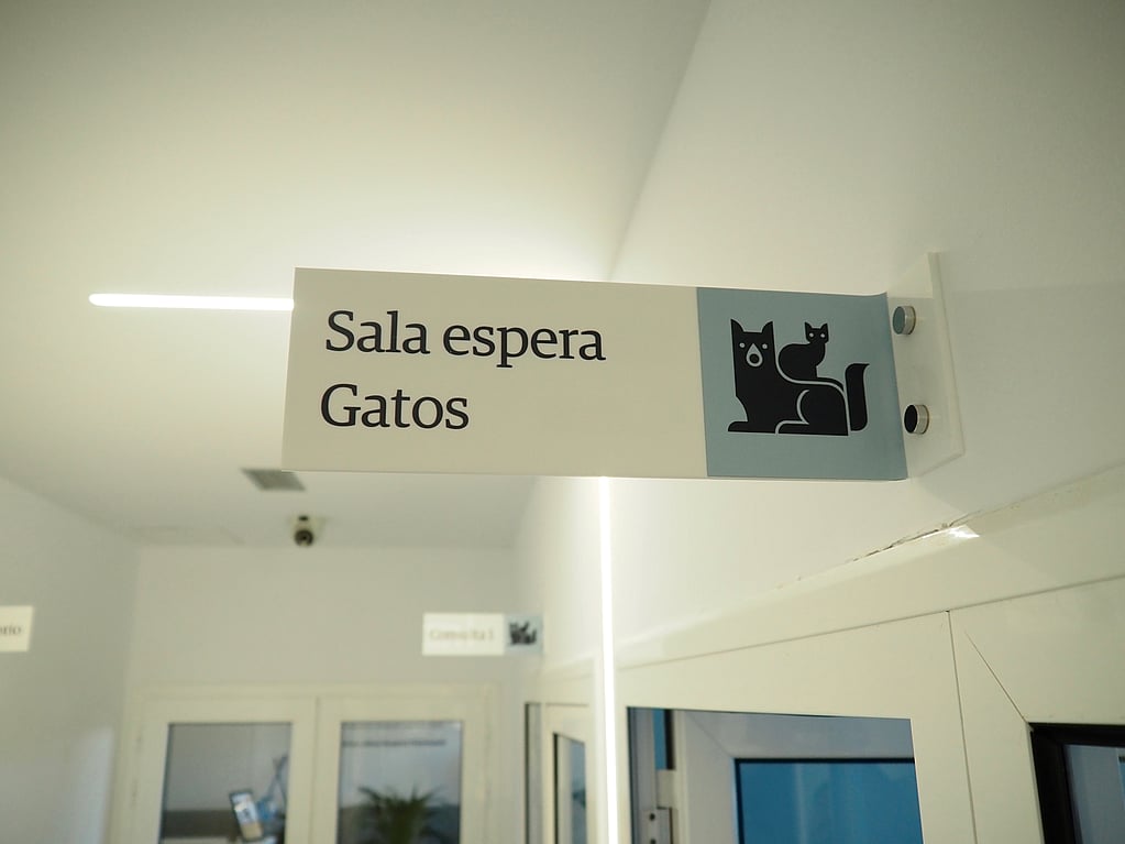 Un letrero en la pared.