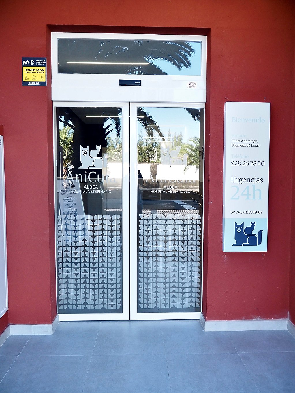 Una puerta con paneles de vidrio.
